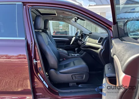 2018 Toyota Highlander Xle z USA, uszkodzony, nr VIN 5TDJZRFH9JS897166
